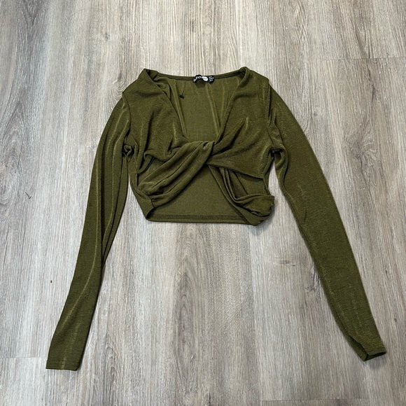 SEXY LOW CUT CROP TOP NWOT - Picture 4 of 5